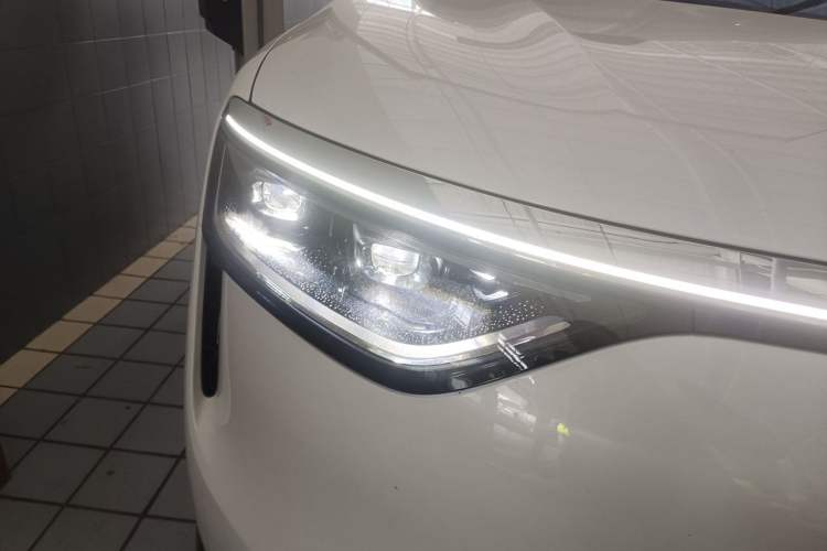 Used Hima AITO M8 2025 Extended-Range Ultra Version 53.4 kWh 6-Seater Edition Right Front Headlight
