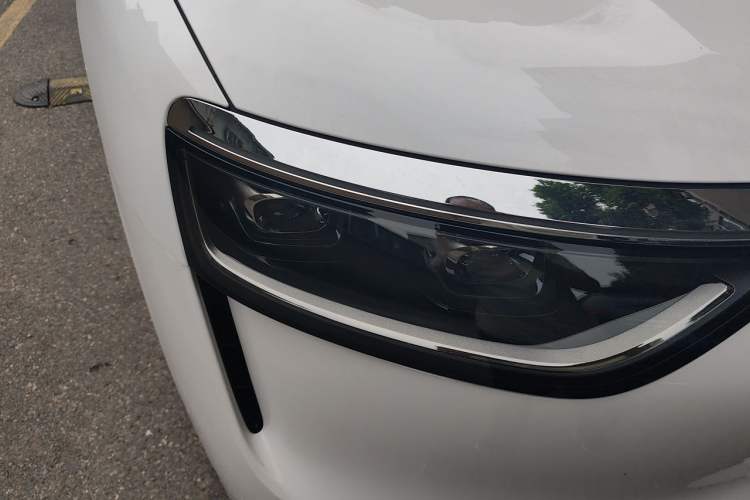 Used Hima AITO M8 2025 Extended-Range Max+ Version 53.4 kWh 5-Seater Edition Right Front Headlight