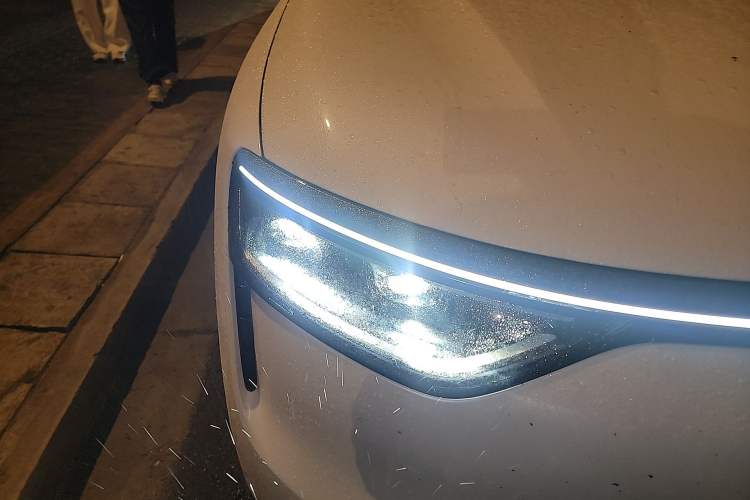 Used Hima AITO M8 2025 Extended-Range Max+ Version 53.4 kWh 6-Seater Edition Right Front Headlight