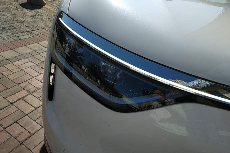 Used Hima AITO M8 2025 Extended-Range Max+ Version 53.4 kWh 6-Seater Edition Right Front Headlight