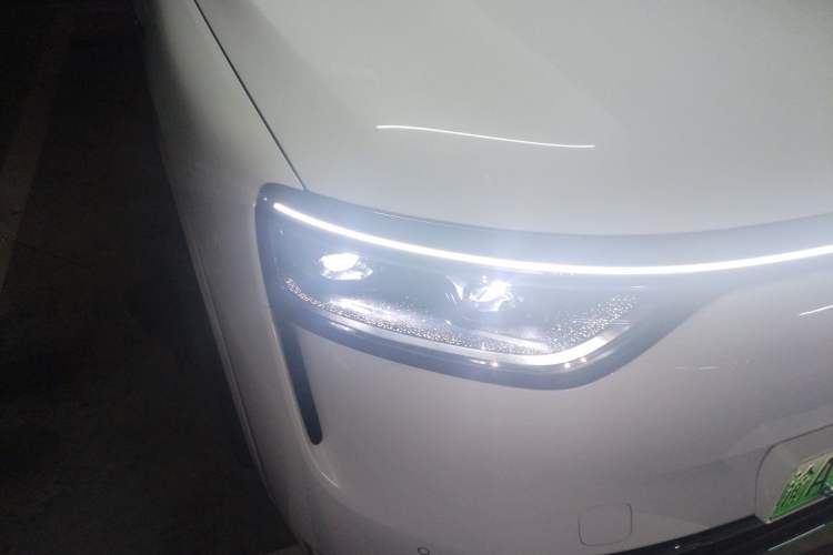 Used Hima AITO M8 2025 Extended-Range Ultra Version 53.4 kWh 6-Seater Edition Right Front Headlight