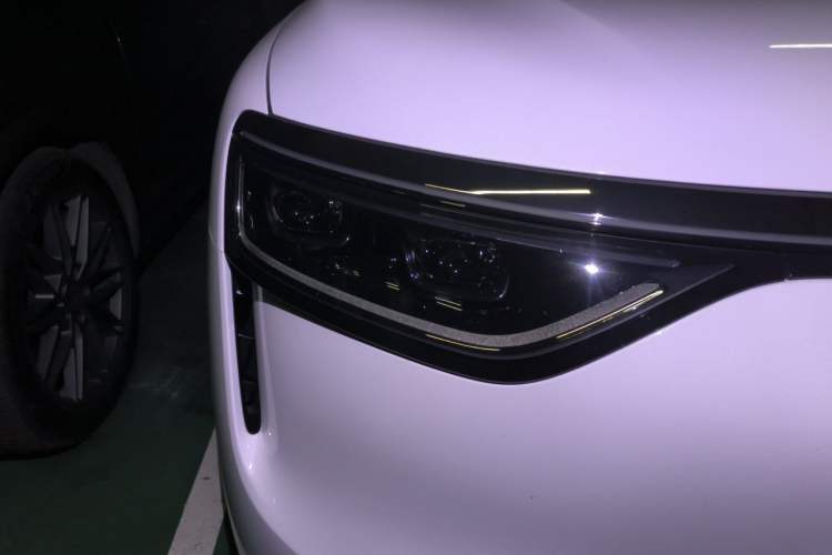 Used Hima AITO M8 2025 Extended-Range Ultra Version 53.4 kWh 5-Seater Edition Right Front Headlight