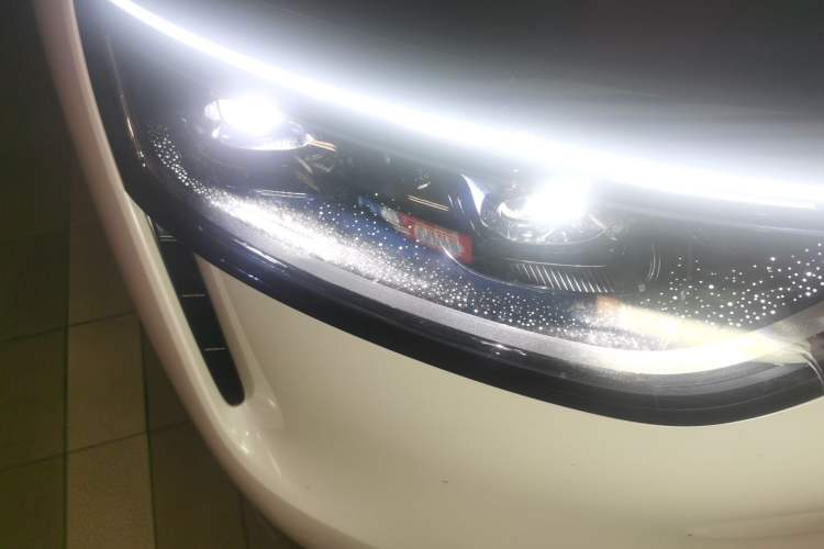 Used Hima AITO M8 2025 Extended-Range Max Version 37 kWh 5-Seater Right Front Headlight