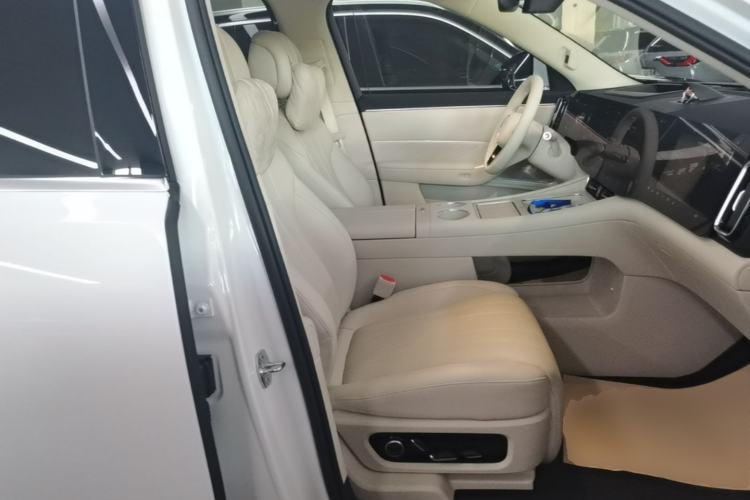 Used Hima AITO M8 2025 Extended-Range Max+ Version 53.4 kWh 5-Seater Edition Right Front Seat