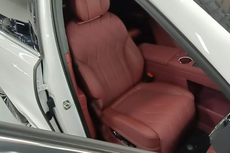 Used Hima AITO M8 2025 Extended-Range Max+ Version 53.4 kWh 5-Seater Edition Right Front Seat