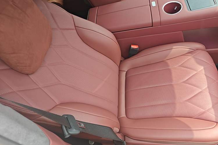 Used Hima AITO M8 2025 Extended-Range Max+ Version 53.4 kWh 6-Seater Edition Right Front Seat