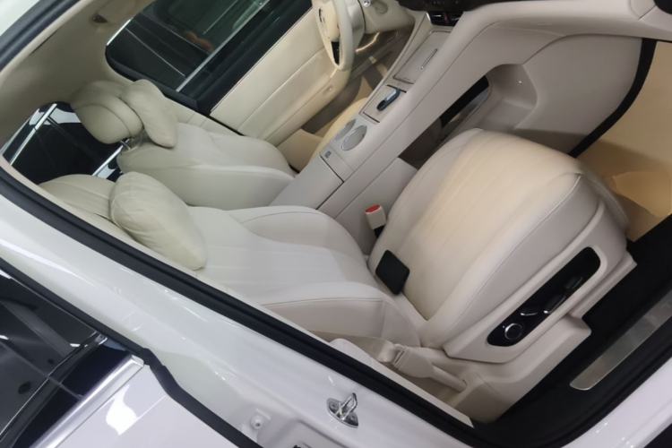 Used Hima AITO M8 2025 Extended-Range Max+ Version 53.4 kWh 5-Seater Edition Right Front Seat