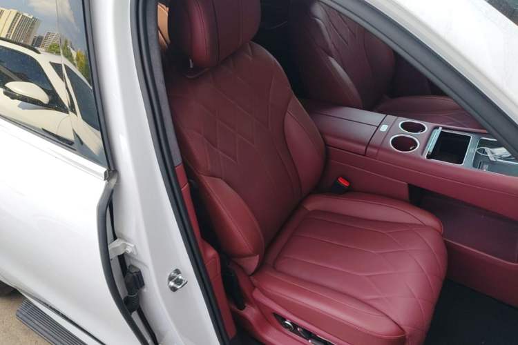 Used Hima AITO M8 2025 Extended-Range Ultra Version 53.4 kWh 6-Seater Edition Right Front Seat