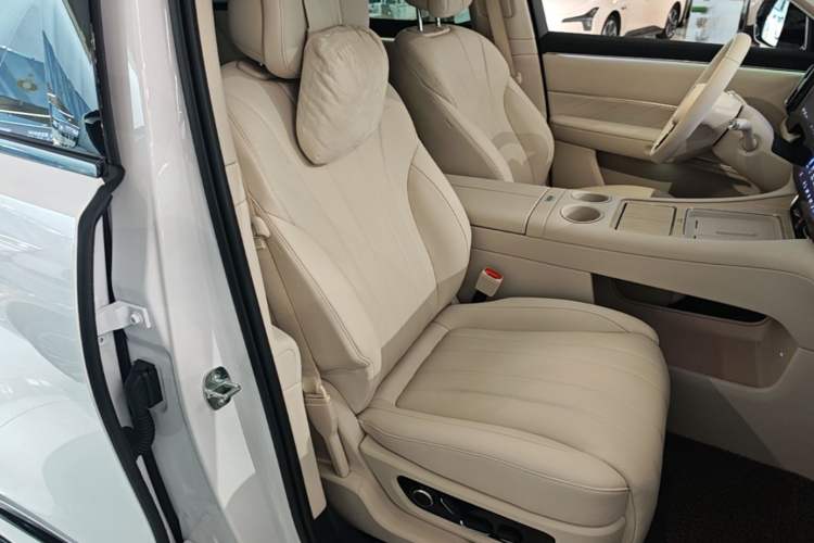 Used Hima AITO M8 2025 Extended-Range Max+ Version 53.4 kWh 6-Seater Edition Right Front Seat