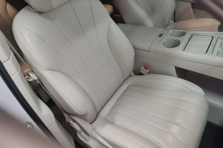 Used Hima AITO M8 2025 Extended-Range Max+ Version 53.4 kWh 6-Seater Edition Right Front Seat
