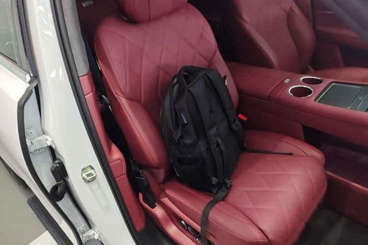 Used Hima AITO M8 2025 Extended-Range Max+ Version 53.4 kWh 5-Seater Edition Right Front Seat