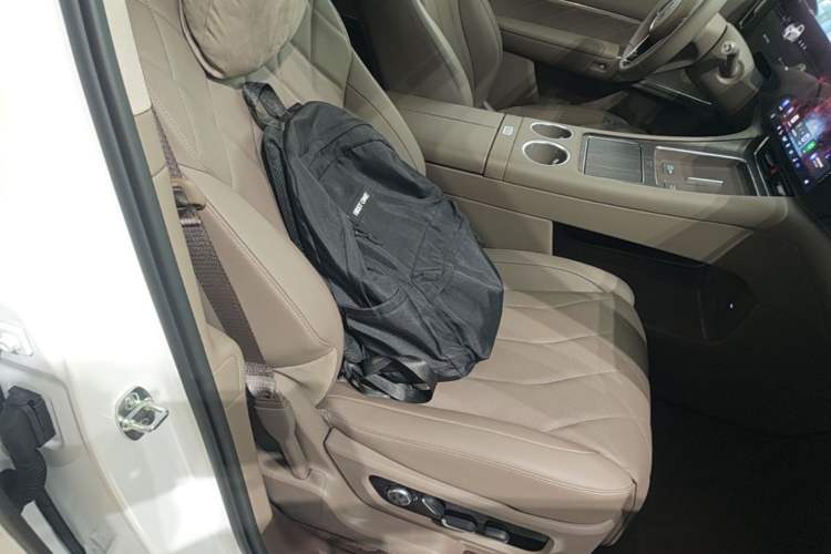 Used Hima AITO M8 2025 Model Pure Electric Max+ Five-Seat Long-Range Version Right Front Seat