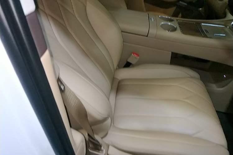 Used Hima AITO M8 2025 Extended-Range Max+ Version 53.4 kWh 6-Seater Edition Right Front Seat