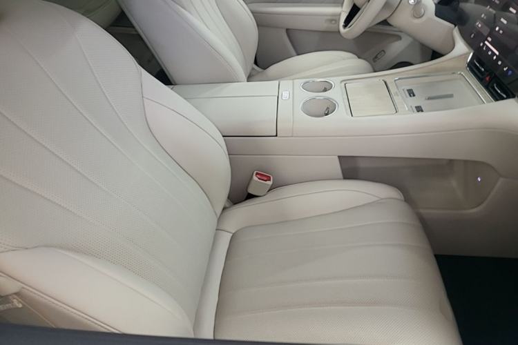 Used Hima AITO M8 2025 Extended-Range Max+ Version 53.4 kWh 6-Seater Edition Right Front Seat