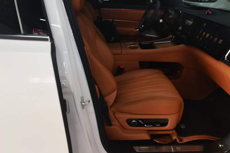 Used Hima AITO M8 2025 Extended-Range Max+ Version 53.4 kWh 6-Seater Edition Right Front Seat