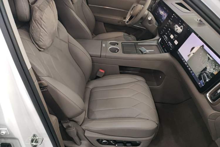 Used Hima AITO M8 2025 Model Pure Electric Max+ Five-Seat Long-Range Version Right Front Seat