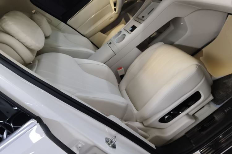 Used Hima AITO M8 2025 Extended-Range Max+ Version 53.4 kWh 5-Seater Edition Right Front Seat