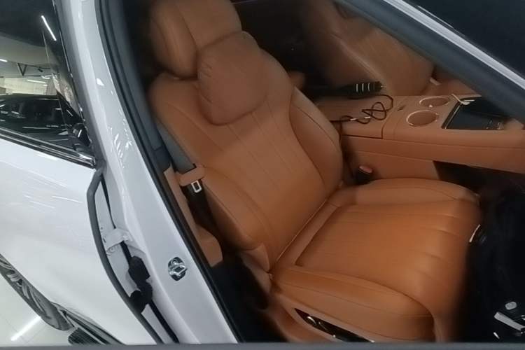 Used Hima AITO M8 2025 Extended-Range Max+ Version 53.4 kWh 6-Seater Edition Right Front Seat