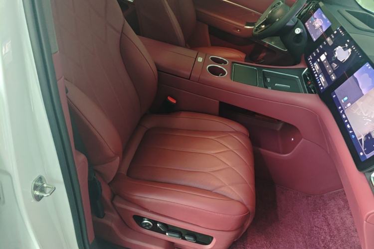 Used Hima AITO M8 2025 Extended-Range Max+ Version 53.4 kWh 6-Seater Edition Right Front Seat