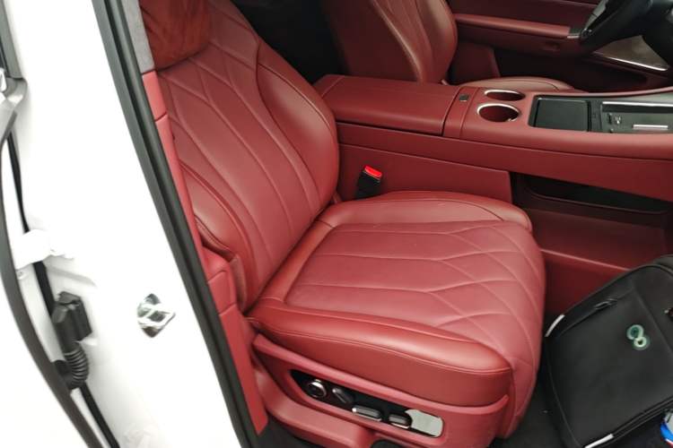 Used Hima AITO M8 2025 Extended-Range Ultra Version 53.4 kWh 6-Seater Edition Right Front Seat