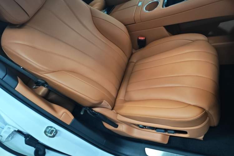 Used Hima AITO M8 2025 Extended-Range Ultra Version 53.4 kWh 6-Seater Edition Right Front Seat