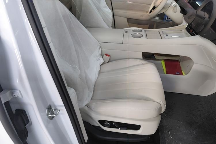 Used Hima AITO M8 2025 Extended-Range Max Version 37 kWh 5-Seater Right Front Seat