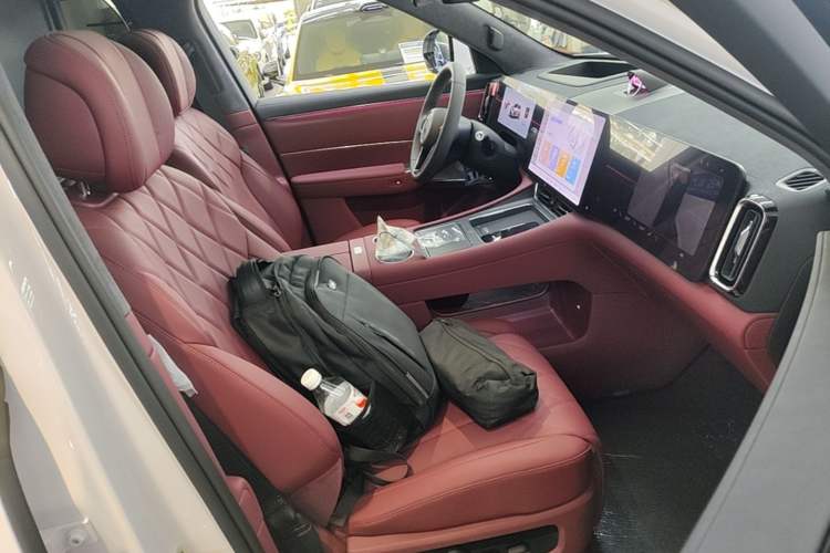 Used Hima AITO M8 2025 Extended-Range Max+ Version 53.4 kWh 5-Seater Edition Right Front Seat