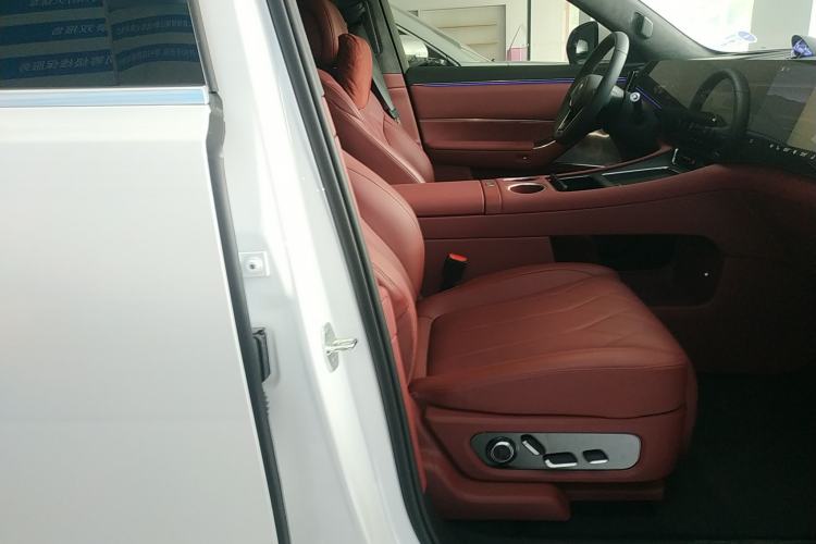 Used Hima AITO M8 2025 Extended-Range Max+ Version 53.4 kWh 5-Seater Edition Right Front Seat