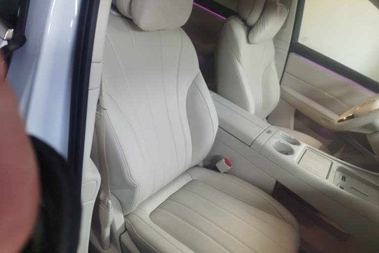 Used Hima AITO M8 2025 Extended-Range Max+ Version 53.4 kWh 6-Seater Edition Right Front Seat