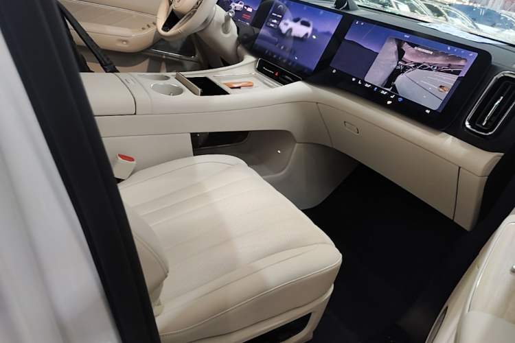 Used Hima AITO M8 2025 Extended-Range Max+ Version 53.4 kWh 6-Seater Edition Right Front Seat