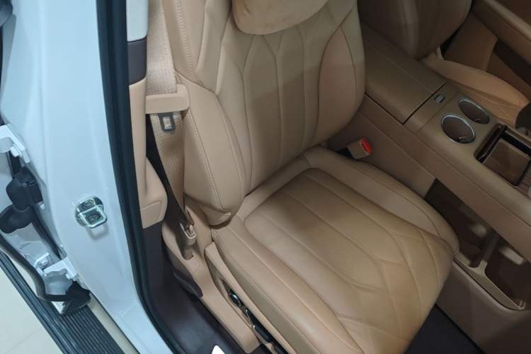 Used Hima AITO M8 2025 Model, Pure Electric Max+ Six-Seat Long-Range Version Right Front Seat