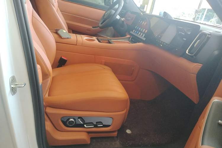 Used Hima AITO M8 2025 Extended-Range Max+ Version 53.4 kWh 6-Seater Edition Right Front Seat