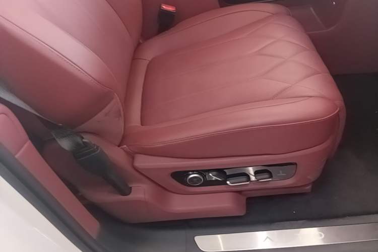 Used Hima AITO M8 2025 Extended-Range Ultra Version 53.4 kWh 6-Seater Edition Right Front Seat