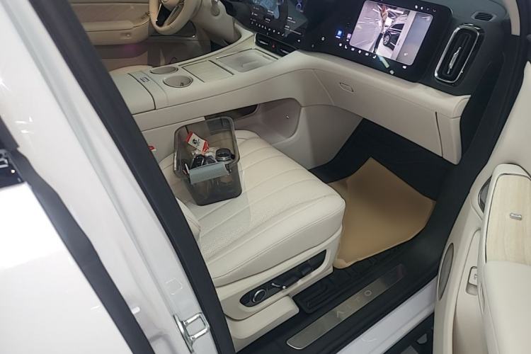 Used Hima AITO M8 2025 Extended-Range Max+ Version 53.4 kWh 5-Seater Edition Right Front Seat