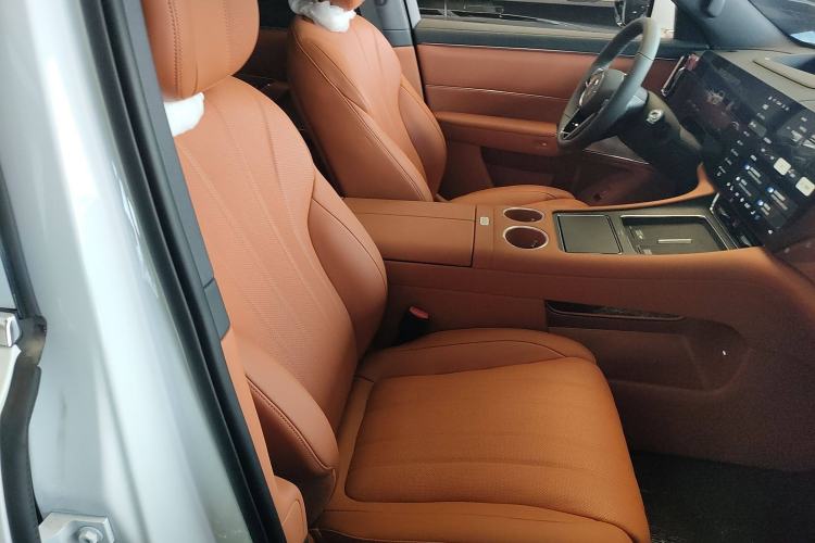 Used Hima AITO M8 2025 Extended-Range Max+ Version 53.4 kWh 6-Seater Edition Right Front Seat
