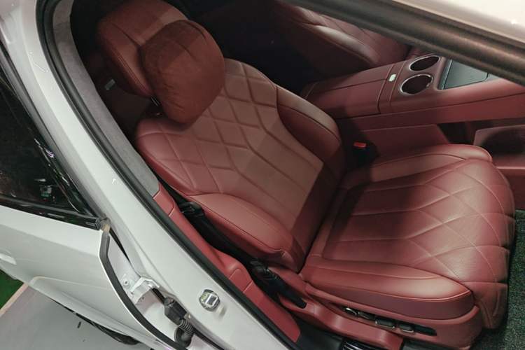 Used Hima AITO M8 2025 Extended-Range Max+ Version 53.4 kWh 5-Seater Edition Right Front Seat