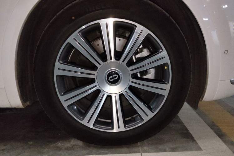 Used Hima AITO M8 2025 Extended-Range Max+ Version 53.4 kWh 6-Seater Edition Right Front Wheel Hub
