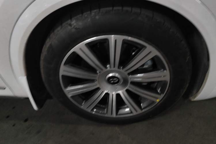 Used Hima AITO M8 2025 Extended-Range Ultra Version 53.4 kWh 6-Seater Edition Right Front Wheel Hub