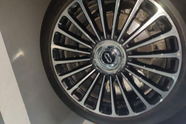 Used Hima AITO M8 2025 Extended-Range Ultra Version 53.4 kWh 6-Seater Edition Right Front Wheel Hub