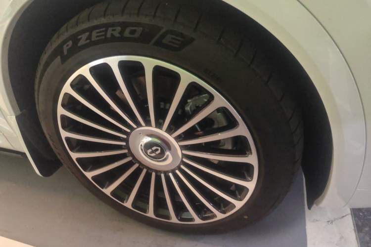 Used Hima AITO M8 2025 Extended-Range Max+ Version 53.4 kWh 6-Seater Edition Right Front Wheel Hub
