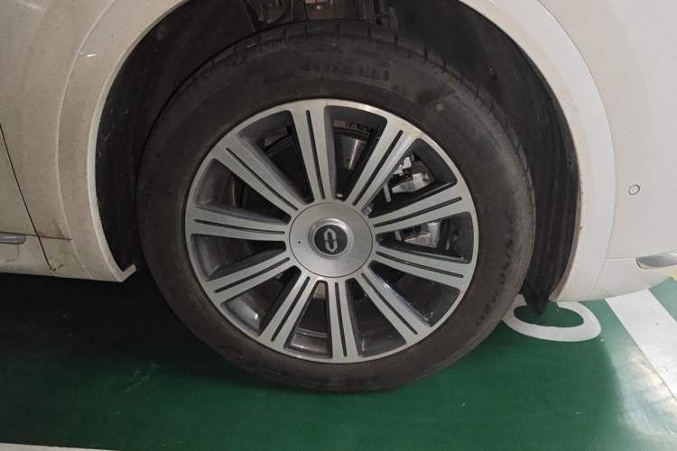 Used Hima AITO M8 2025 Extended-Range Max+ Version 53.4 kWh 5-Seater Edition Right Front Wheel Hub