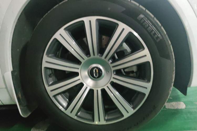 Used Hima AITO M8 2025 Extended-Range Max+ Version 53.4 kWh 6-Seater Edition Right Front Wheel Hub