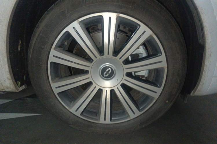 Used Hima AITO M8 2025 Extended-Range Max+ Version 53.4 kWh 5-Seater Edition Right Front Wheel Hub