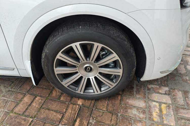Used Hima AITO M8 2025 Extended-Range Max Version 37 kWh 6-Seater Right Front Wheel Hub