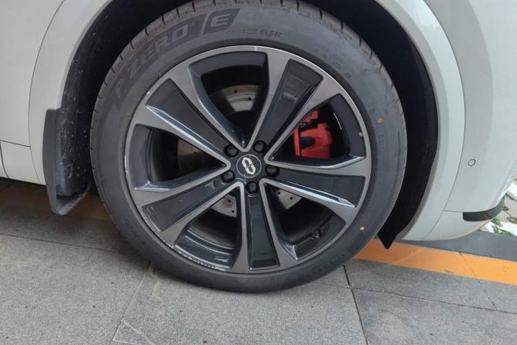 Used Hima AITO M8 2025 Extended-Range Max+ Version 53.4 kWh 6-Seater Edition Right Front Wheel Hub