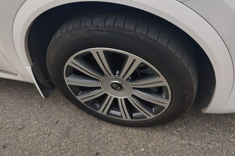 Used Hima AITO M8 2025 Extended-Range Max+ Version 53.4 kWh 5-Seater Edition Right Front Wheel Hub