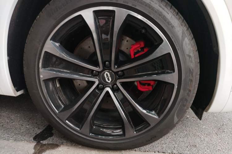 Used Hima AITO M8 2025 Extended-Range Ultra Version 53.4 kWh 5-Seater Edition Right Front Wheel Hub