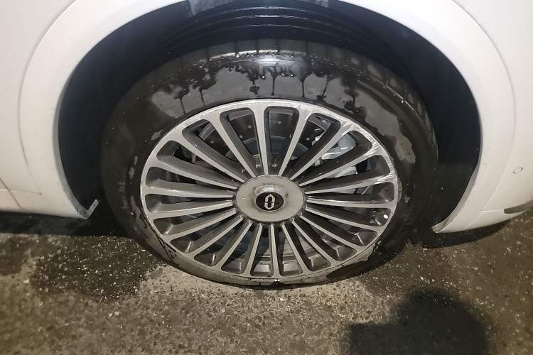 Used Hima AITO M8 2025 Extended-Range Max+ Version 53.4 kWh 6-Seater Edition Right Front Wheel Hub