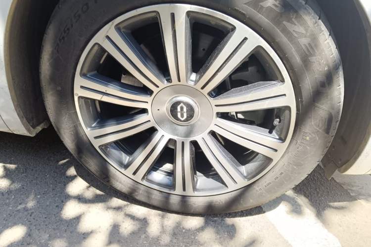 Used Hima AITO M8 2025 Extended-Range Max+ Version 53.4 kWh 6-Seater Edition Right Front Wheel Hub