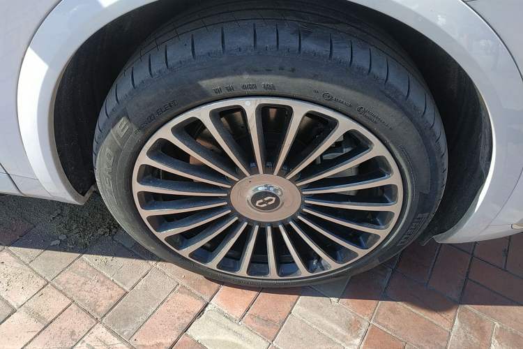 Used Hima AITO M8 2025 Extended-Range Max+ Version 53.4 kWh 6-Seater Edition Right Front Wheel Hub